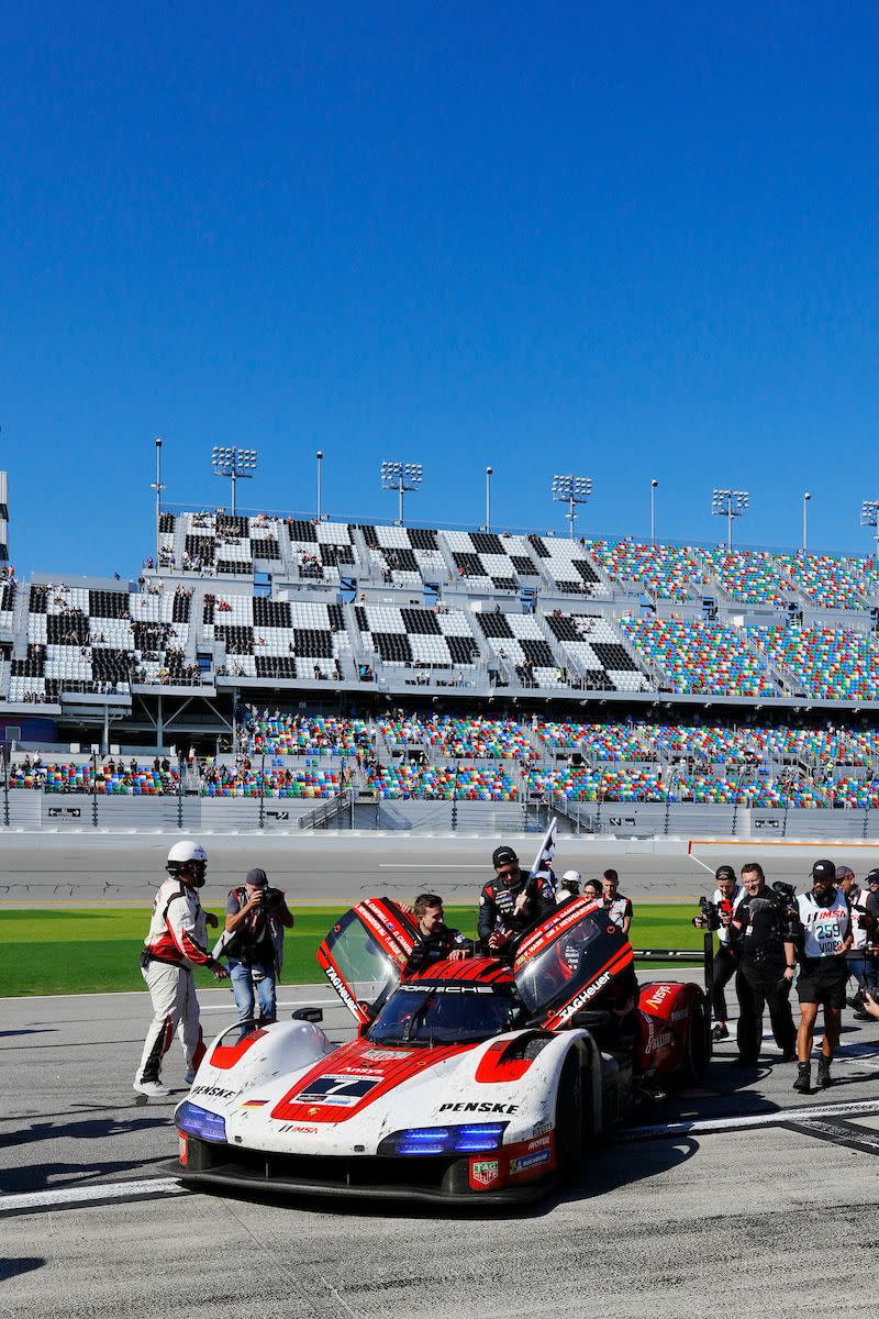 7 porsche penske motorsports, porsche 963, gtp matt campbell, felipe nasr, dane cameron, josef newgarden en route to victory lane