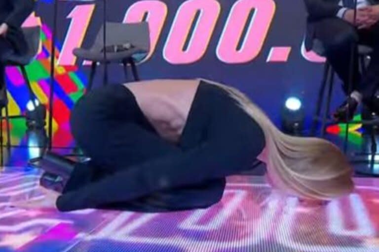 Nicole realizó la posición para ayudar a los participantes a responder con la respuesta correcta (Foto: Captura de video)