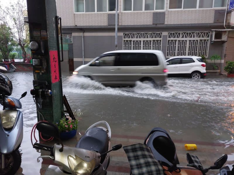 ▲彰化鹿港經過早上的大雨後，市區出現大面積淹水的情況。（圖／翻攝自施佩妤臉書粉專）