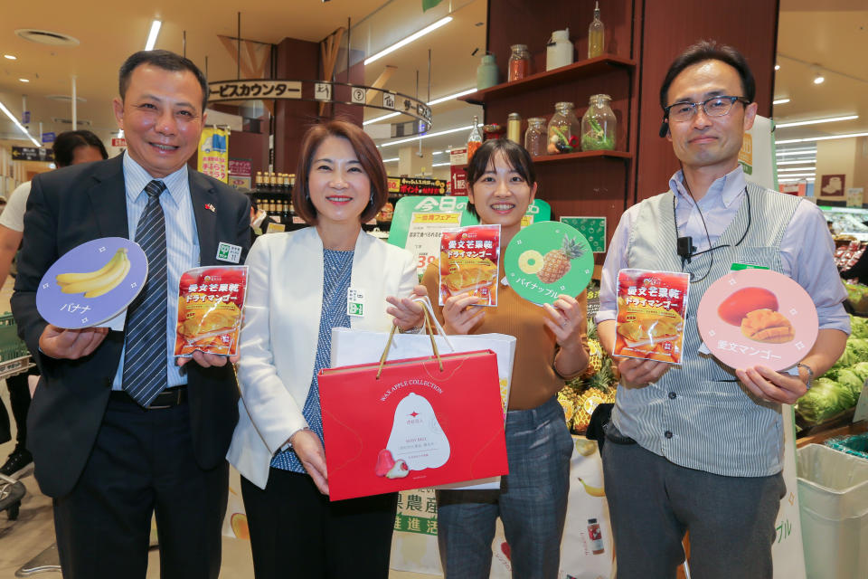 屏東縣長周春米化身一日店長，日本連鎖超市行銷屏東好物。（屏東縣政府提供）