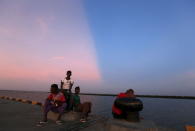 Rohingya migrants, who recently arrived in Indonesia by boat, enjoy the sunset at a shelter in Kuala Langsa, in Indonesia's Aceh Province, May 19, 2015. REUTERS/Beawiharta