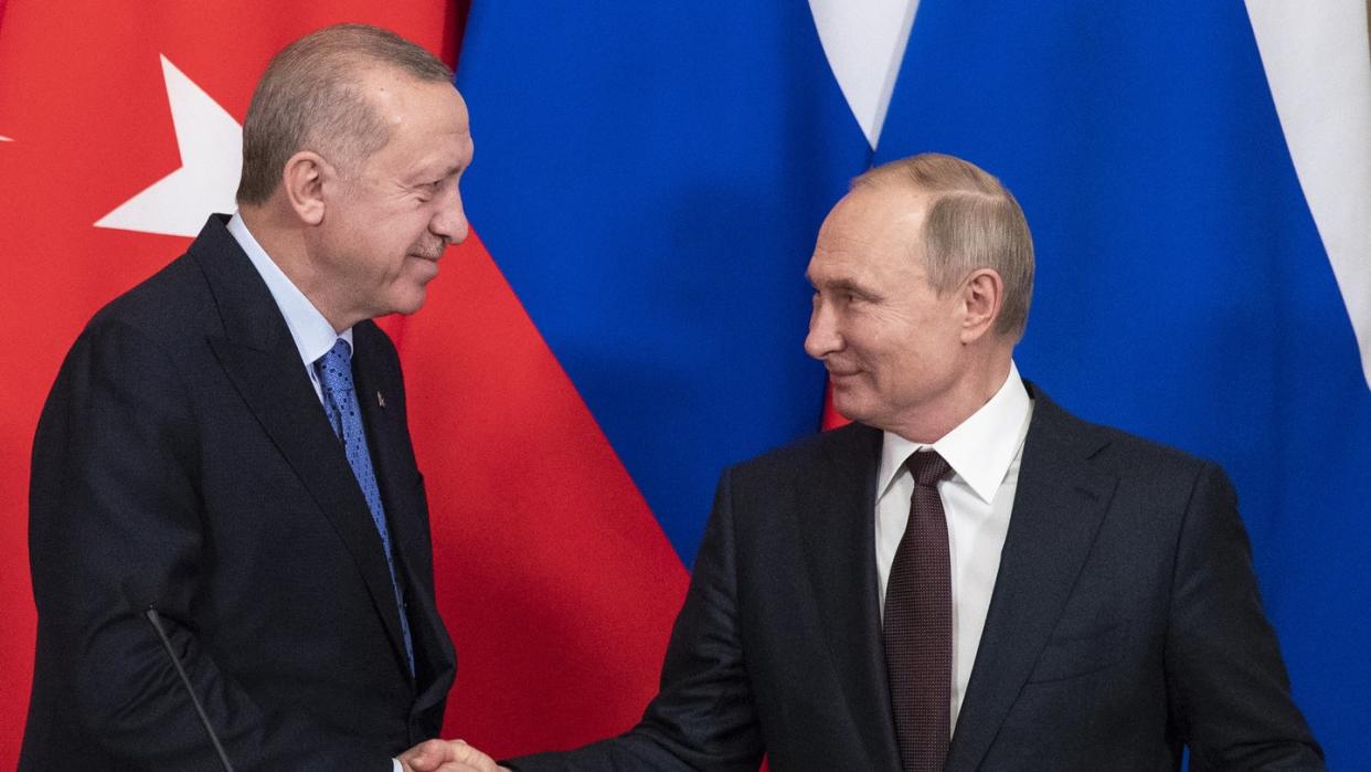 Handschlag in Moskau: der türkische Präsident Recep Tayyip Erdogan und sein russischer Amtskollege Wladimir Putin (r).