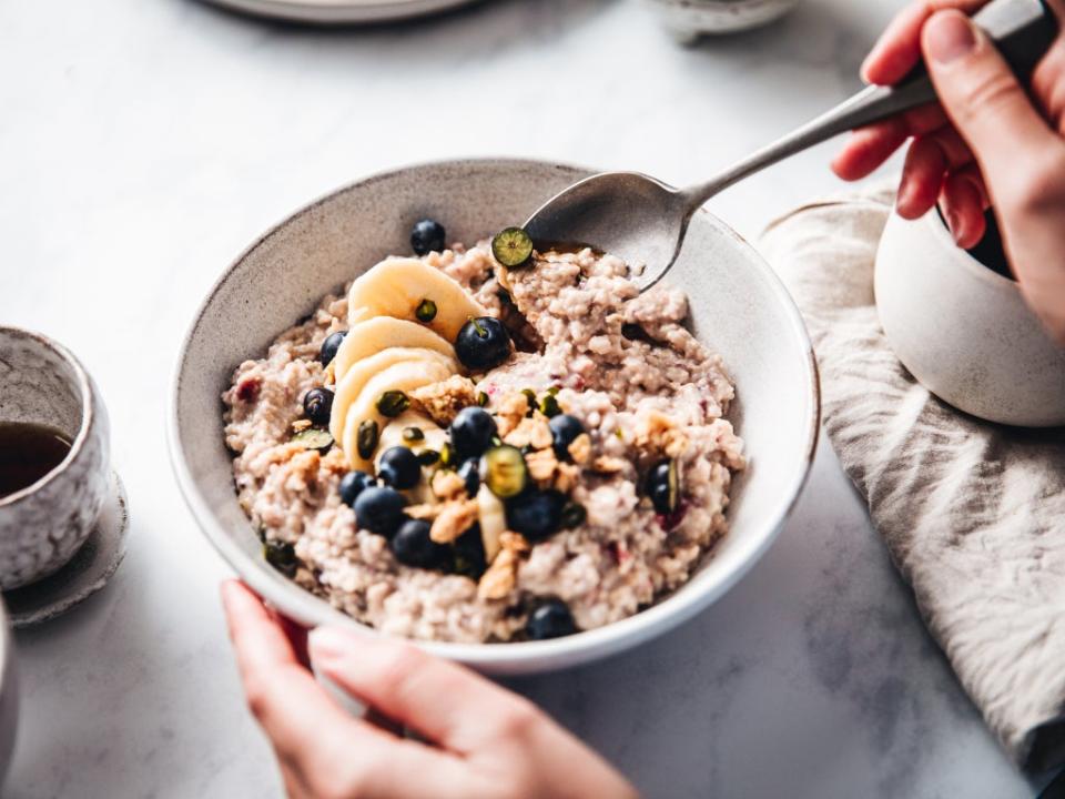 Oats and bananas are good foods to eat before bed (iStock)