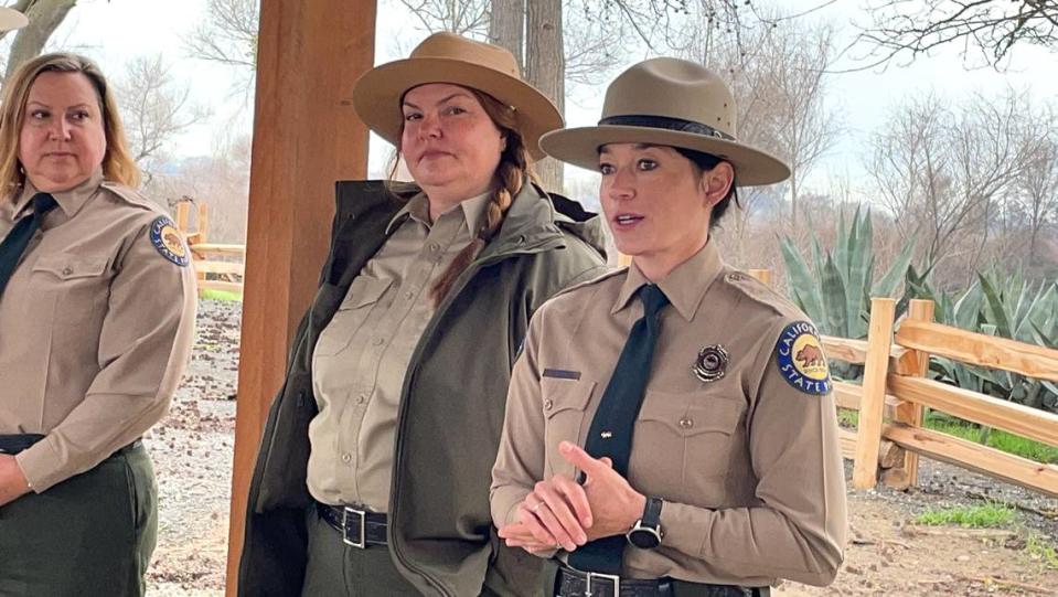 Danielle Gerhart, a la derecha, superintendente de distrito de Parques Estatales de California, habla sobre el nuevo parque en Dos Ríos Ranch, cerca de Modesto, California, el 7 de febrero de 2024. También estuvieron presentes la directora del parque, Paige Haller (izquierda), y la intérprete Caitlin Jackson. John Holland/Jholland@modbee.com