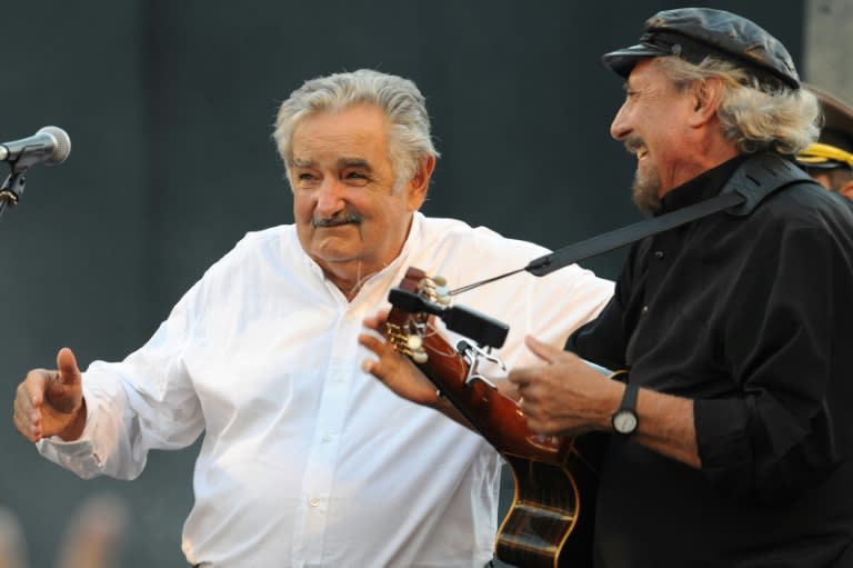 El entonces recién juramentado presidente de Uruguay José Mujica (izq) celebra su investidura junto a su tocayo compatriota, el ahora fallecido cantautor Pepe Guerra, en Montevideo el 1 de marzo de 2010 (PABLO PORCIUNCULA)