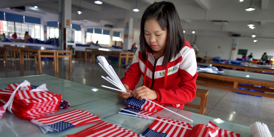 Banderas de EEUU fabricadas en China. Foto: Reuters