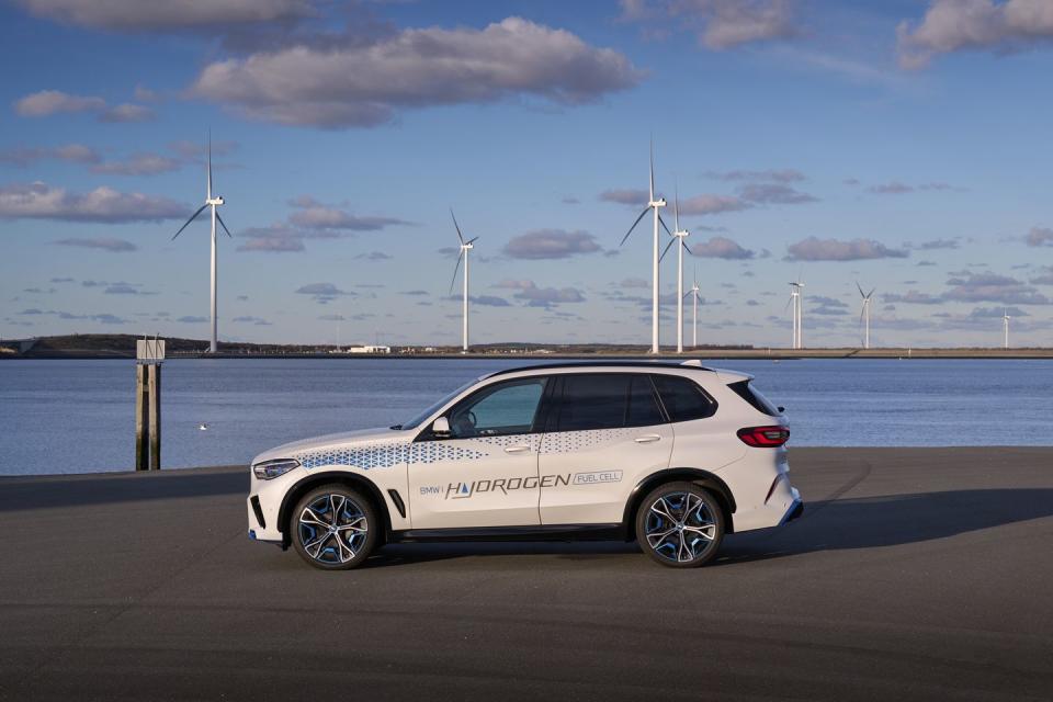 <p>2023 BMW iX5 Hydrogen prototype</p>