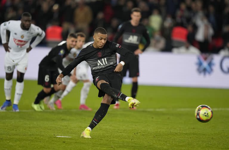 Kylian Mbappé, del París Saint-Germain, convierte un penal durante un encuentro de la liga francesa, ante el Angers (AP Foto/Francois Mori)