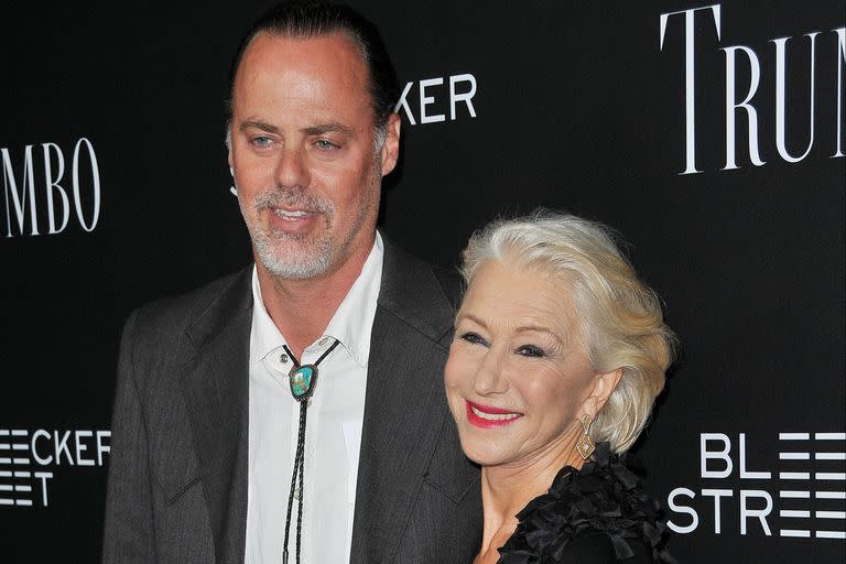 Rio Hackford y Helen Mirren en el estreno de Trumbo celebrado en Los Ángeles, en 2015