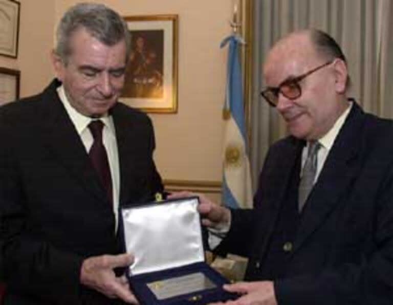 Entre los reconocimientos a su trayectoria periodística, Adolfo C. Martínez recibió una distinción de Argentores, entregada por su entonces presidente Agustín Pérez Pardella 