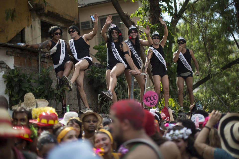 El público participa en la fiesta callejera de 'Ceu na Terra' en Río de Janeiro, Brasil, el sábado 1 de marzo del 2014. (AP Foto/Felipe Dana)