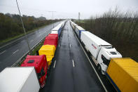 Los camiones aparcados en Dover esperan que se vuelva a reabrir el paso entre Francia y Reino Unido. (Photo by Steve Parsons/PA Images via Getty Images)