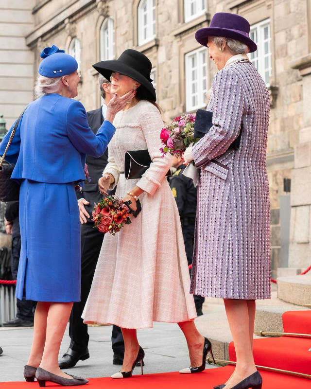 Margarita de Dinamarca saludando a la princesa Mary a las puertas del Parlamento