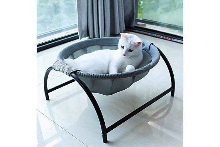 JUNSPOW Cat Bed Dog Bed Pet Hammock Bed Free-Standing Cat Sleeping Cat Bed Cat Supplies Pet Supplies Whole Wash Stable Structure Detachable Excellent Breathability Easy Assembly Indoors Outdoors. (Photo: Amazon SG)