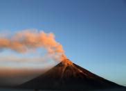 <p>FRM08. DARAGA (FILIPINAS), 23/01/2018. Vista del volcán Mayon mientras entra en erupción hoy, martes 23 de enero de 2018, en la ciudad de Daraga, provincia de Albay (Filipinas). El Instituto Filipino de Vulcanología y Sismología (PHIVOLCS) elevó el 22 de enero el nivel de alerta para el volcán Mayon en medio de temores de una erupción mayor en las próximas horas o días. “Más de 26,000 personas han sido evacuadas a refugios en el área. La zona de peligro se extiende a un radio de 8 kilómetros desde el respiradero de la cumbre. Se recomienda encarecidamente al público que esté atento y desista de ingresar a esta zona de peligro”, agregó el PHIVOLCS. EFE/FRANCIS R. MALASIG </p>