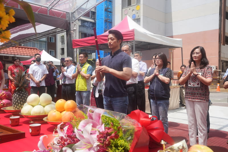 蔣萬安出席浩然敬老院重建工程動土典禮（3） 台北市長蔣萬安（前）10日上午出席台北市立浩然敬 老院重建工程開工動土典禮，率眾人一同上香祈福， 祈求工程順利圓滿。 中央社記者徐肇昌攝  113年7月10日 