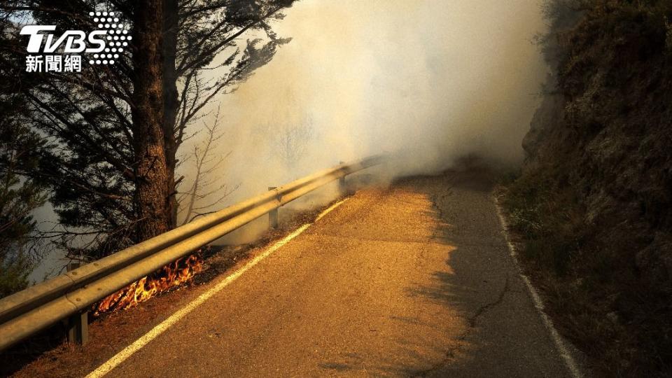 卡斯特利翁公路旁可看到野火狂燒。（圖／達志影像歐新社）