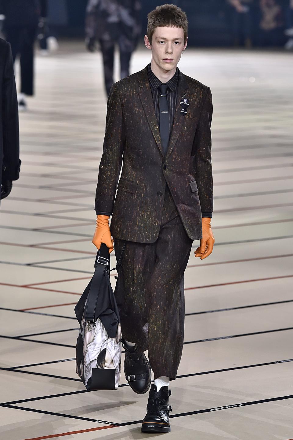 <h1 class="title">Dior Homme : Runway - Paris Fashion Week - Menswear F/W 2017-2018</h1><cite class="credit">Getty Images</cite>