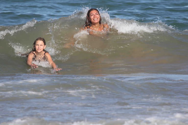 Madre e hija disfrutando del mar 