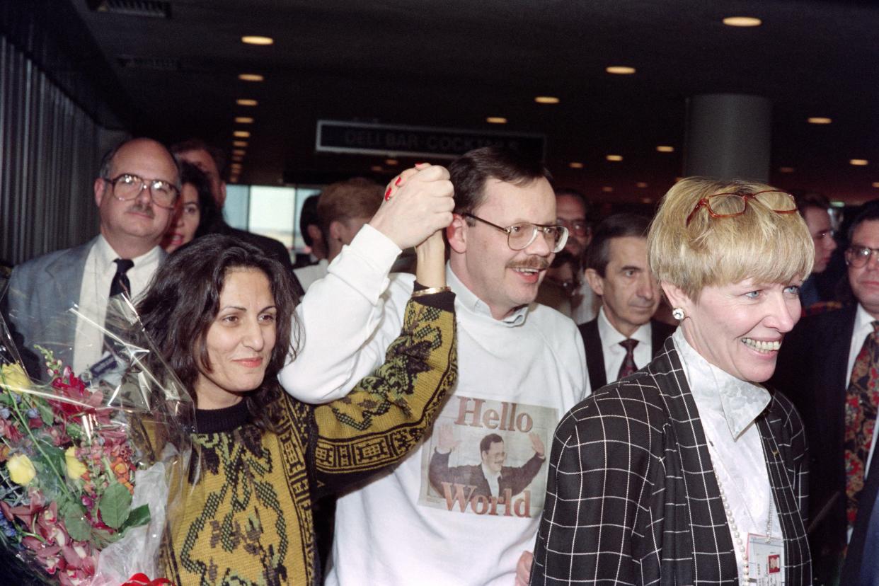 (FILES) Former US hostage Terry Anderson and his fiancee Madeleine Bassil arrive at John F. Kennedy Airport in New York on December 10, 1991. American journalist Terry Anderson, who was snatched by Islamic militants in Lebanon in 1985 and held hostage for six years, died at age 76 on April 21, 2024, his former employer the Associated Press (AP) said. Anderson, then the AP's Beirut bureau chief, was the longest-held Western hostage in Lebanon when he was finally released in 1991. (Photo by Ted HORODYNSKY / AFP) (Photo by TED HORODYNSKY/AFP via Getty Images)