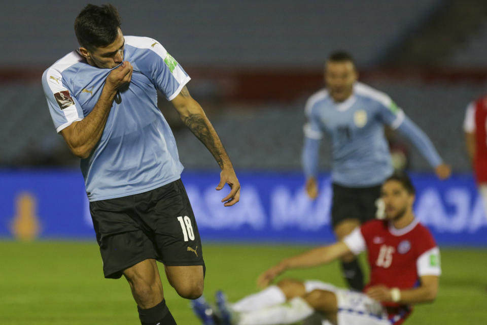 El delantero uruguayo Maxi Gómez tras anotar el gol para la victoria 2-1 ante Chile por las eliminatorias del Mundial, el jueves 8 de octubre de 2020, en Montevideo. (AP Foto/Matilde Campodónico)