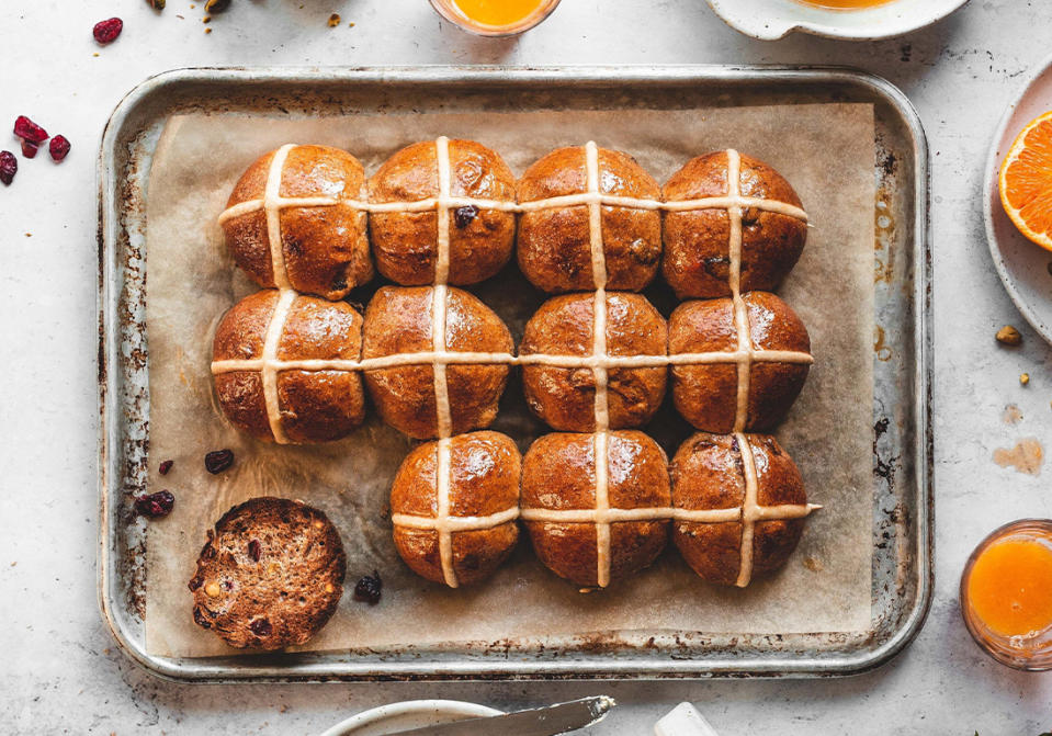 12 recettes de hot cross buns pour une table de Pâques originale