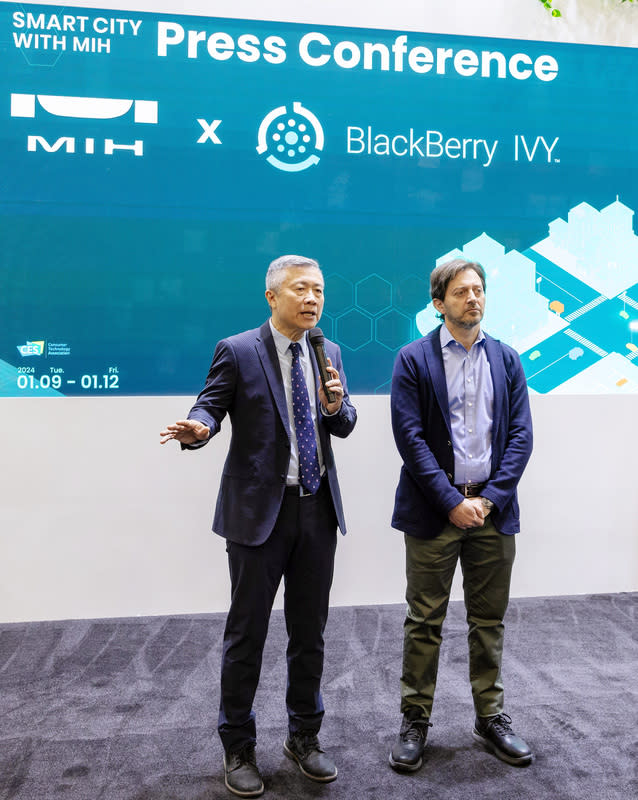 MIH攜手BlackBerry IVY 推電動車平台連網服務 美國消費性電子展（CES）當地時間9日起登場，MIH 開放電動車聯盟執行長鄭顯聰（左）與BlackBerry資 深副總裁暨IVY平台總經理Vito Giallorenzo（右）展示 BlackBerry IVY平台與MIH智慧物流解決方案的整合成 果。 （MIH提供） 中央社記者鍾榮峰傳真 113年1月10日 