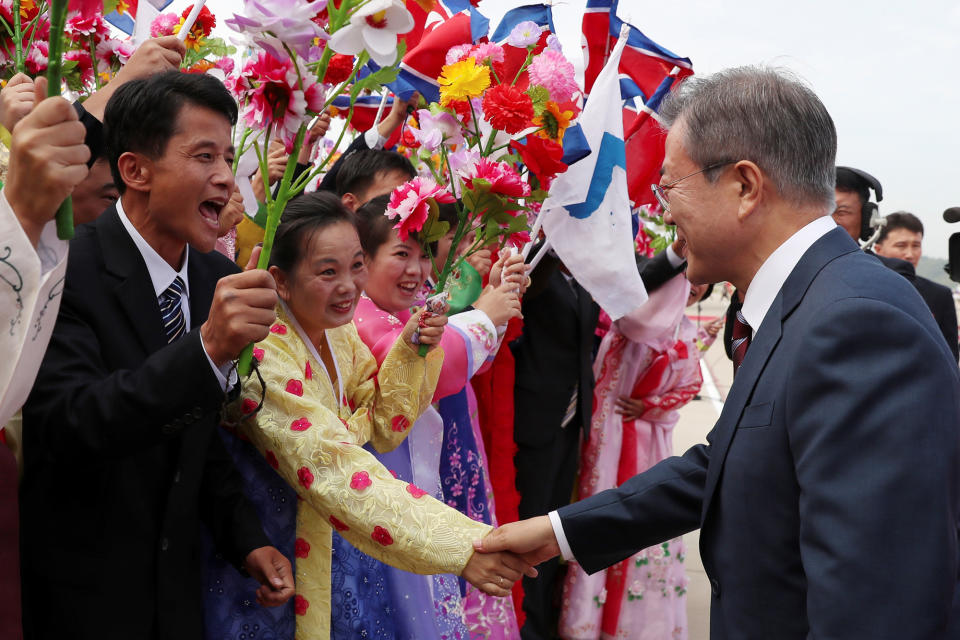 <p>In Pjöngjang wird Südkoreas Präsident Moon Jae-in begeistert empfangen. Der aktuelle Koreagipfel stellt den ersten Nordkorea-Besuch eines südkoreanischen Regierungsoberhauptes seit elf Jahren dar. (Bild: Pyeongyang Press Corps/Pool via Reuters) </p>