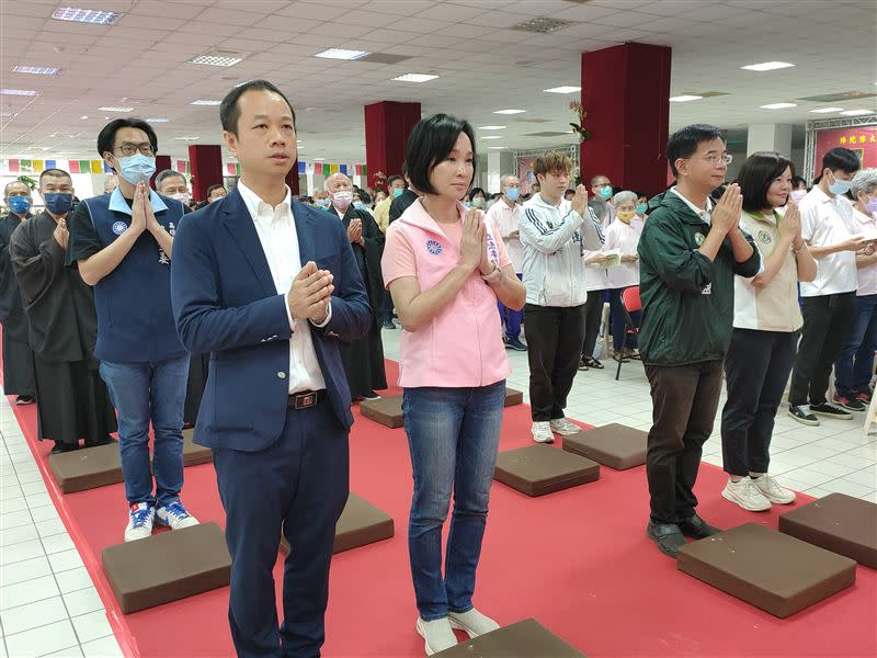 柯志恩（粉色上衣者）在接任國民黨高雄市黨部主委前，也前往浴佛大典祈福。（圖／翻攝畫面）