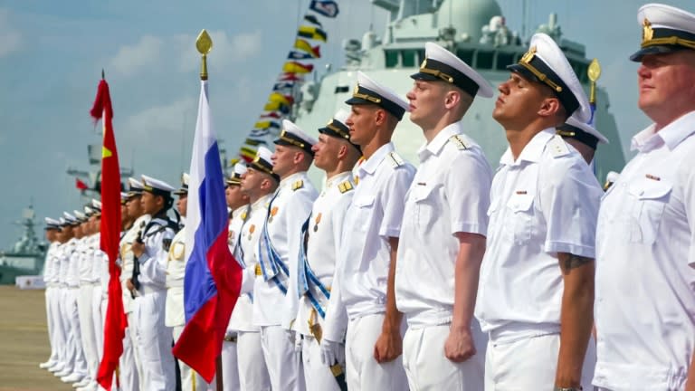 Unos marinos de Rusia y China cierran las maniobras navales conjuntas en una ceremonia en el puerto de Zhanjiang, en el sur de China, el 15 de julio de 2024 (Handout)