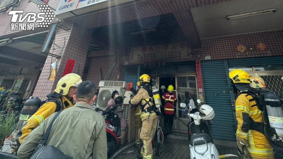 高雄左營區一間冷氣行驚傳火警。（圖／林雅婷攝）