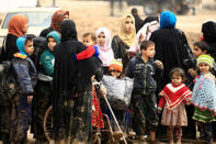 Displaced Iraqi people who fled their homes during a battle between Iraqi forces and Islamic State militants, arrive at a checkpoint to be transfer to Hammam al-Alil camp, in Mosul, Iraq, March 20, 2017. REUTERS/Thaier Al-Sudani