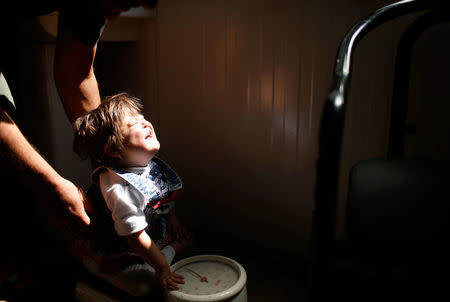 A patient Iraqi child lies at a hospital run by Medecins Sans Frontieres in Qayyara, Iraq April 6, 2017. REUTERS/Suhaib Salem