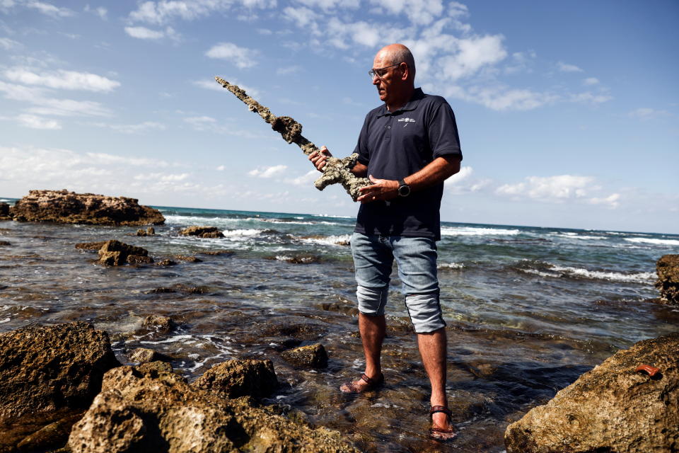 Un buzo recupera de las aguas del Mediterráneo una espada de 1.000 años