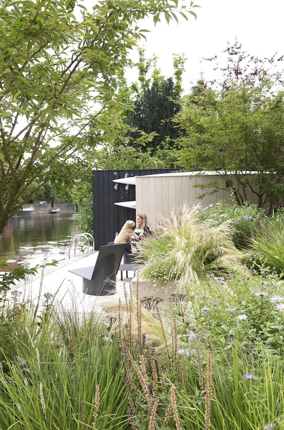 canal house in amsterdam home of interior designer anita fraser garden by the canal