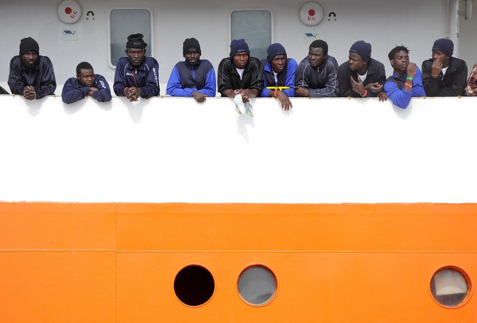 <p>Flüchtlinge warten auf dem Schiff „Aquarius“ der NGO „SOS Méditerranée“ darauf, im sizilianischen Catania von Bord zu gehen. (Bild: REUTERS/Guglielmo Mangiapane) </p>