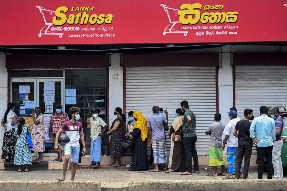 File: People line up outside a supermarket in Colombo, Sri Lanka. (AFP via Getty Images)