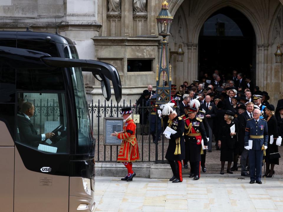 Invitados esperan para abordar un autobús hacia la Abadía de Westminster (Getty Images)