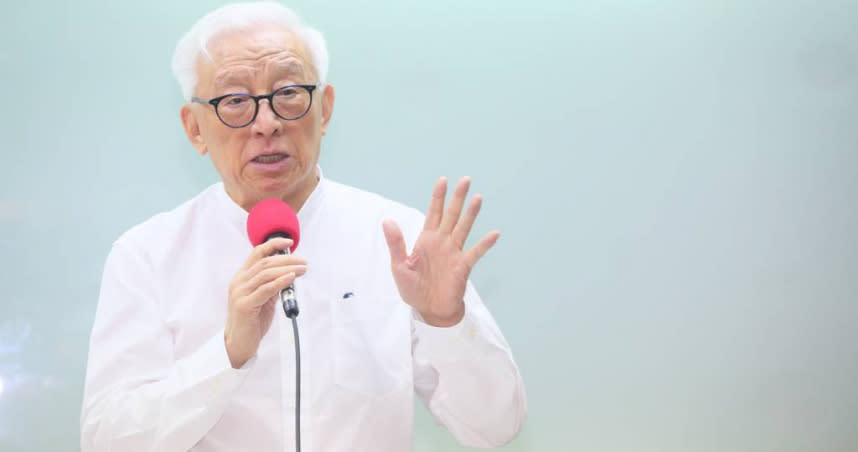 聯電榮譽董事長曹興誠（如圖）5日舉行記者會，宣布將捐出新台幣30億元（約美金一億元）用來協助台灣國防。（張鎧乙攝）