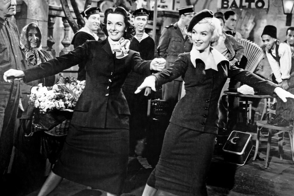 GENTLEMEN PREFER BLONDES, from left, Jane Russell, Marilyn Monroe, 1953, ©20th Century-Fox Film Corporation, TM & Copyright/courtest Everett Collection