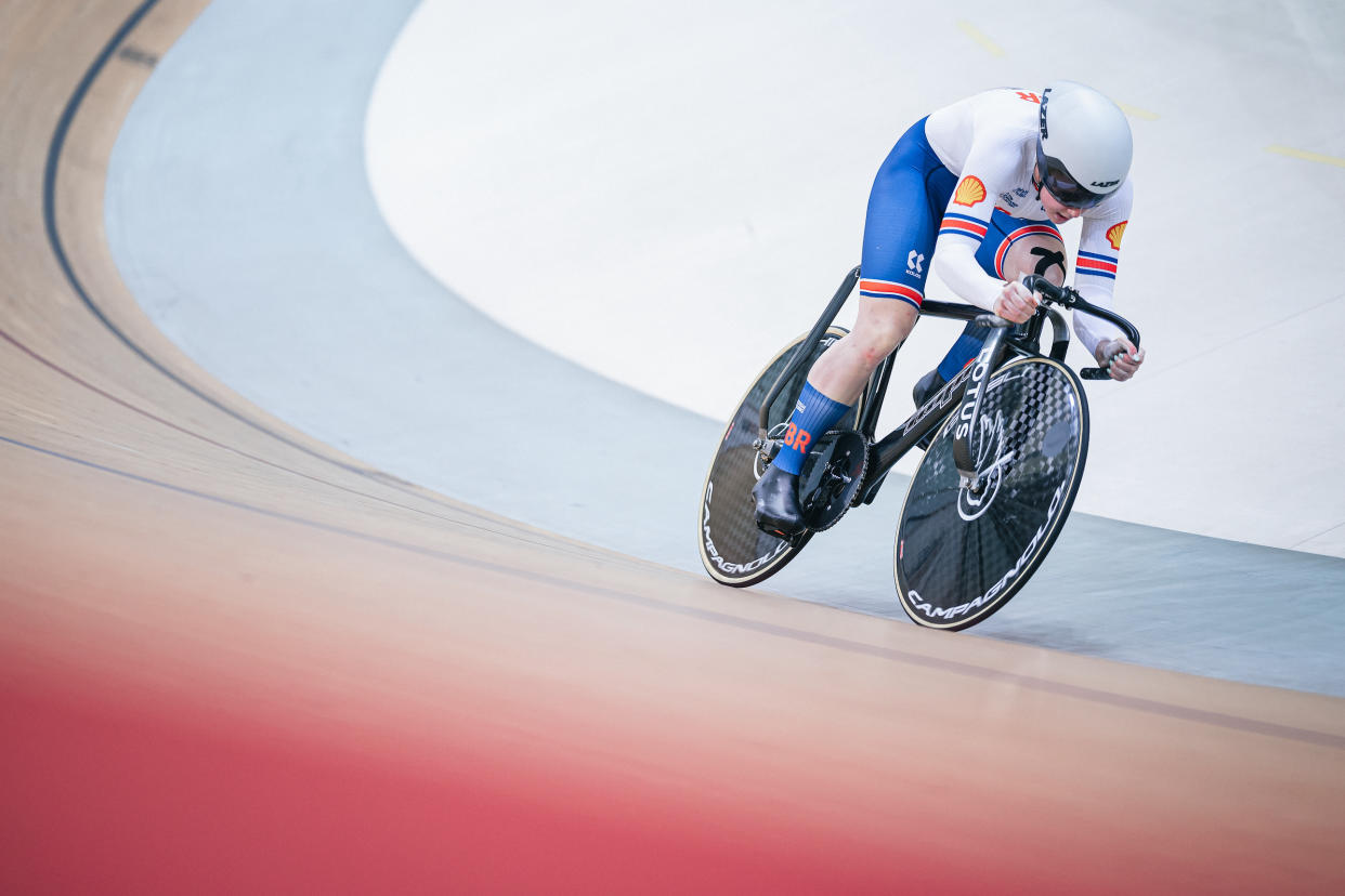  Emma Finucane riding on the track in Team GB kit 