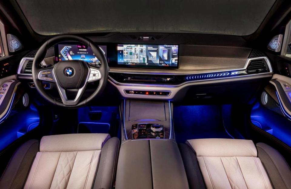 由12.3吋虛擬數位儀錶與14.9吋中控觸控螢幕所構成的一體式曲面螢幕，結合BMW iDrive 8.0使用者介面、專屬X7圖樣環艙氣氛燈條、BMW Individual Merino頂級真皮材質、雙前座舒適型電動座椅含記憶功能、跑車多功能真皮方向盤(含換檔撥片)，帶來細膩且尊貴的雍容感受。