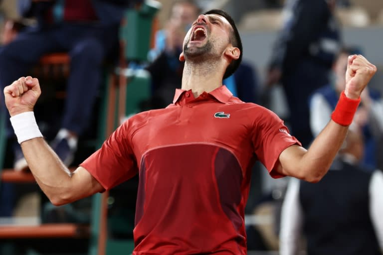 Le Serbe Novak Djokovic célèbre sa victoire au troisième tour de Roland-Garros contre Lorenzo Musetti, le 2 juin 2024 à Paris (EMMANUEL DUNAND)