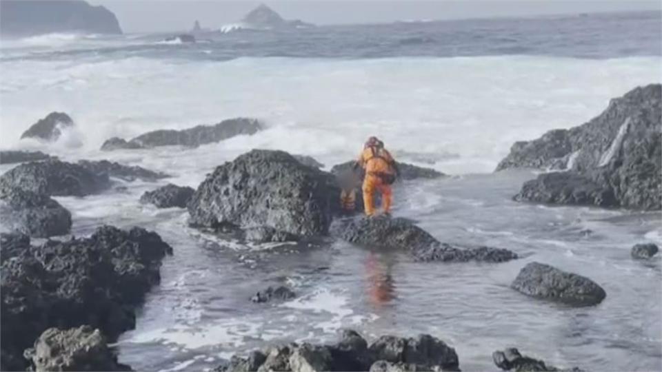 玩命？　民眾綠島觀浪落海　海巡急救人腿部遭割傷