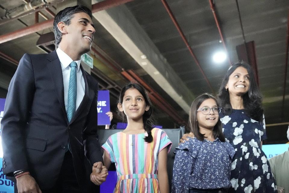 Rishi Sunak y su esposa Akshata Murty junto a sus dos niñas