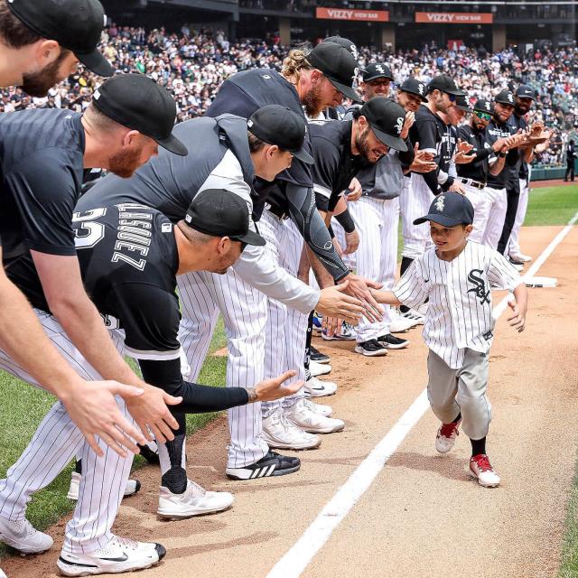 Chicago White Sox welcome young fan who battled cancer