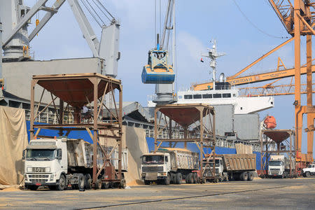 FILE PHOTO: A ship unloads a cargo of wheat at the Red Sea port of Hodeida, Yemen April 1, 2018. REUTERS/Abduljabbar Zeyad/File Photo