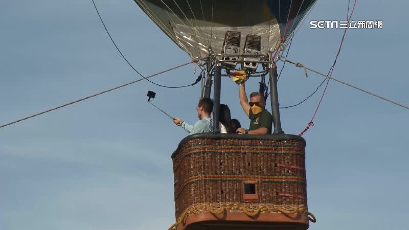 民眾搭乘熱氣球體驗升空的快感。