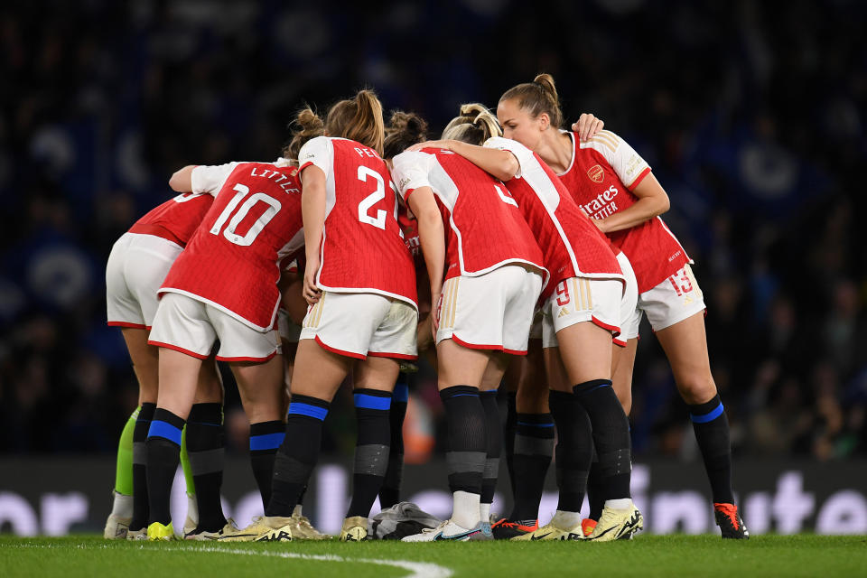 LONDON, ENGLAND - MARCH 15: Players of Arsenal wear black and blue socks as they huddle prior to the Barclays Women´s Super League match between Chelsea FC and Arsenal FC at Stamford Bridge on March 15, 2024 in London, England. (Photo by Alex Burstow/Arsenal FC via Getty Images)