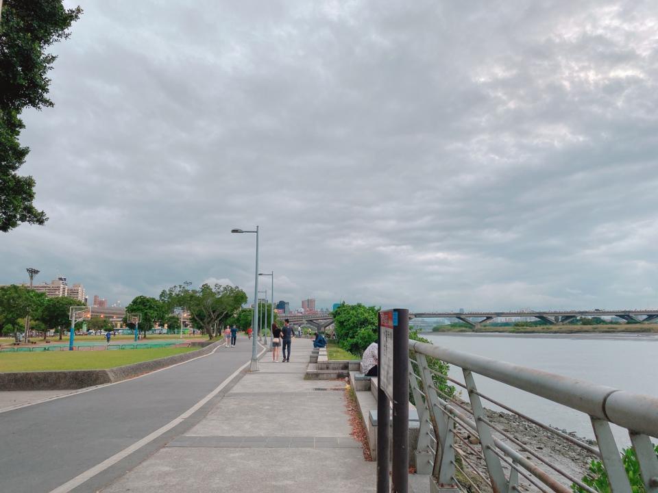 今（30）日東半部地區及大台北地區易有斷斷續續的降雨，外出最好攜帶雨具。   圖：閻芝霖/攝